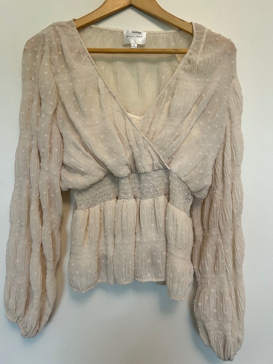 Line and dot Tops - Line & Dot Pippa Smocked Clip Dot Blouse Taupe Beige V-Neck M Fairycore bohochic